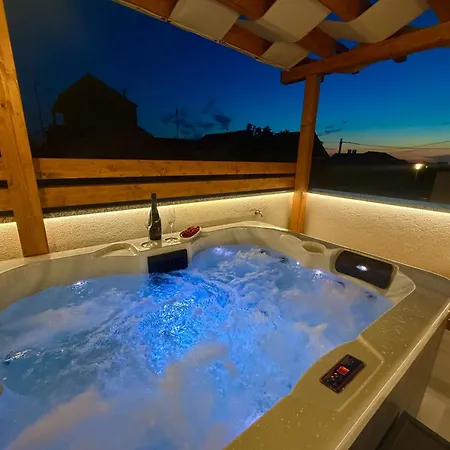 House Blazov Dvor With Jacuzzi 別荘 ザトン