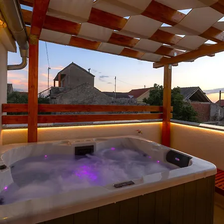 別荘 House Blazov Dvor With Jacuzzi ザトン